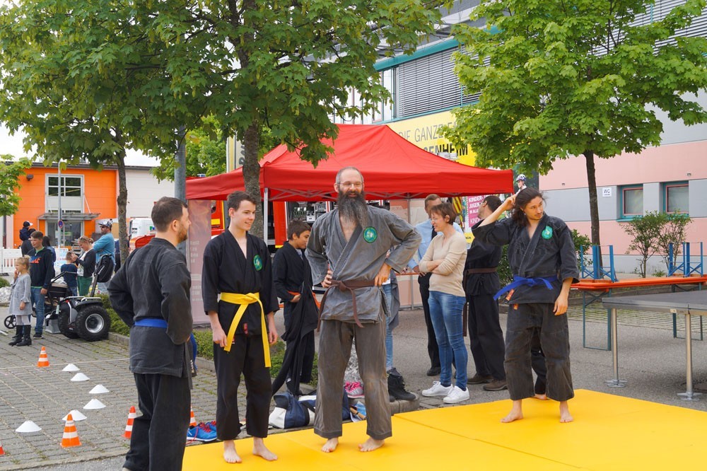 4 Männer auf einer gelben Matte machen Ken-Jitsu