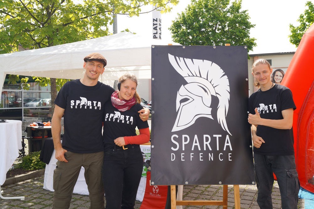 Mann und Frau neben dem Sparta Defence Log