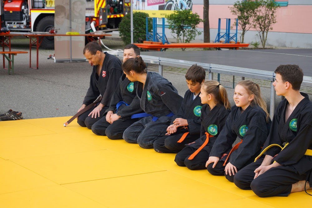 Kinder und Erwachsene beim Ken-Jitsu