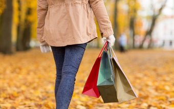 Frau geht im Herbst einkaufen