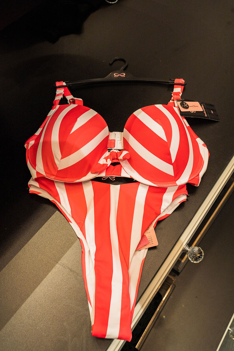 Bikini mit rot-weißen Streifen