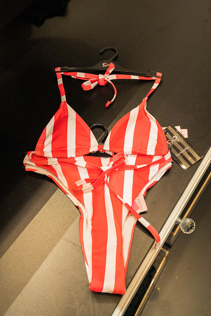 Rot-weiß-gestreifter Bikini im Aicherpark Outlet